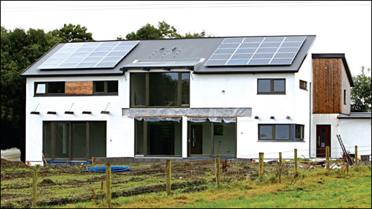 Substantial glazing to the southerly elevation to maximises passive solar gain Substantial glazing to the southerly elevation to maximises passive solar gainSubstantial glazing to the southerly elevation to maximises passive solar gain